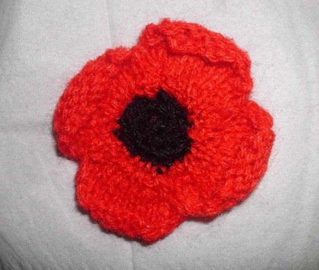 Poppy Brooch Knitting pattern by Hennie Knitting