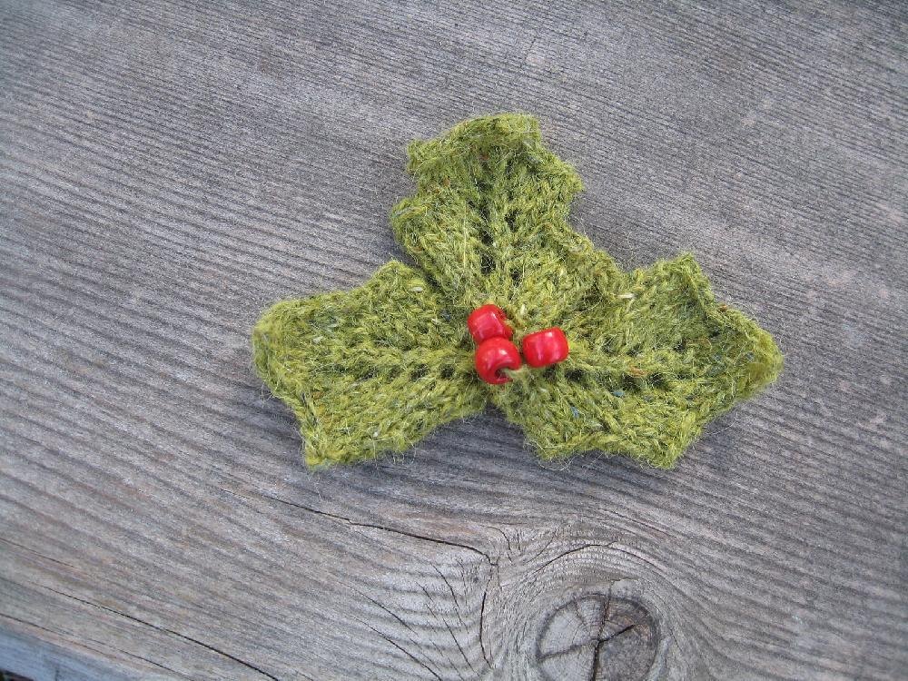 Holly & Berries, Pin Knitting pattern by Mary Triplett ...